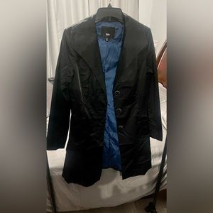 Trench coat • classic fit • perfect all season long • buttons down the front